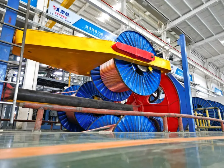 Trailing and reeling cable for excavators and heavy plant